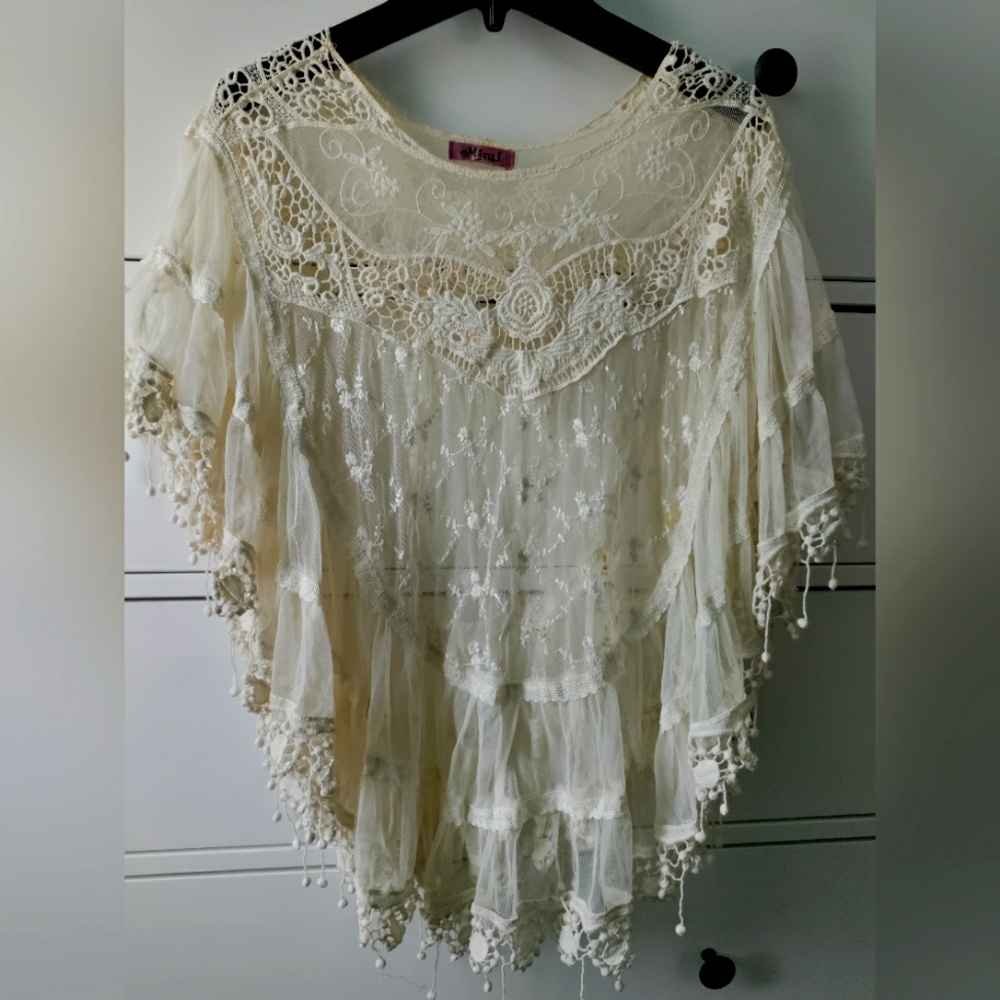 {Mimi} Lace Capelet Poncho